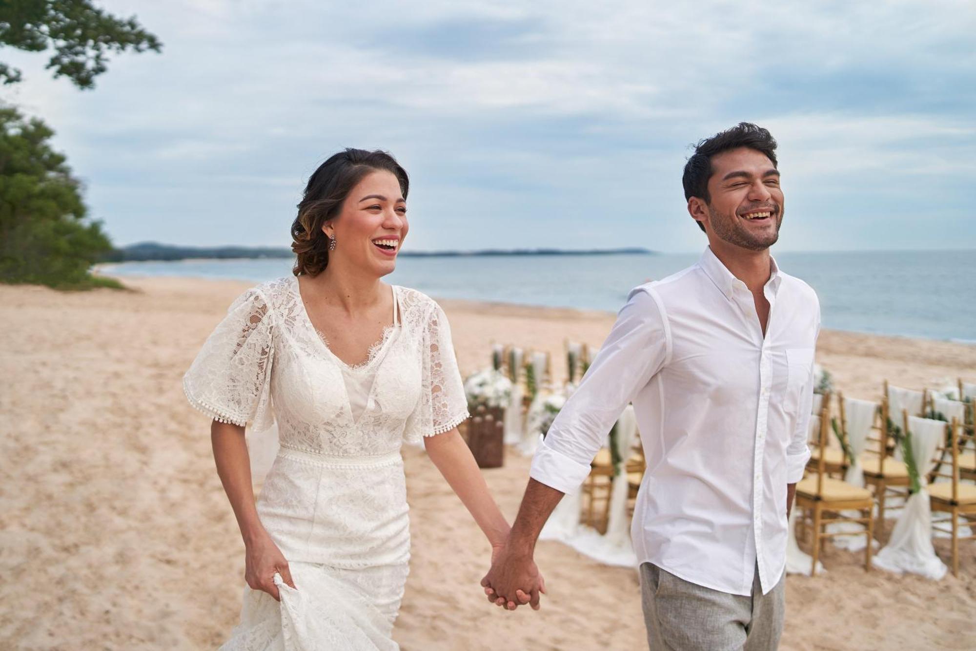 The Westin Desaru Coast Resort Exterior foto A couple holding hands